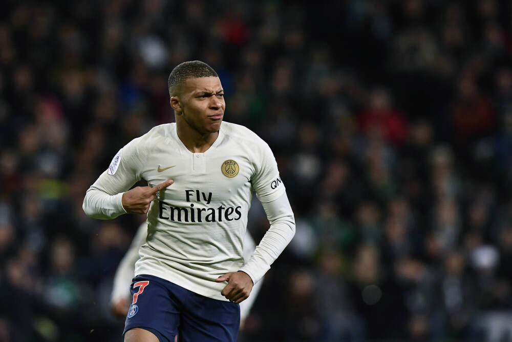 C罗连续三年获环足奖最佳中东球员，岂有此理：本泽马球迷不干了